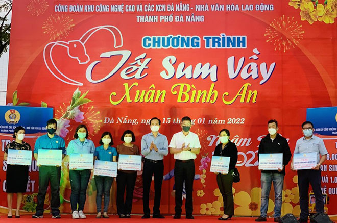 Ông Nguyễn Duy Minh, Chủ tịch Liên đoàn Lao động thành phố Đà Nẵng (thứ năm, từ phải qua), trao quà cho người lao động Khu Công nghệ cao và các khu công nghiệp Đà Nẵng. (Ảnh do nhân vật cung cấp)