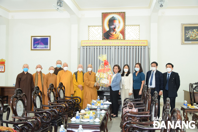 Lãnh đạo thành phố thăm, tặng quà Ban Trị sự Thành hội Phật giáo Đà Nẵng. Ảnh: T. HUY