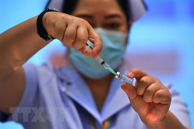 A health worker prepares a dose of COVID-19 vaccine in Bangkok, Thailand. (Photo: AFP/VNA)