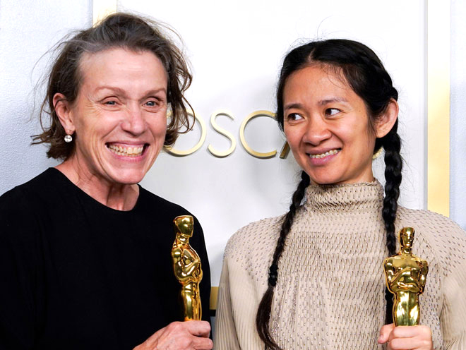 Đạo diễn Chloe Zhao (phải) và Frances McDormand chụp ảnh sau khi phim Nomadland thắng 3 giải thưởng quan trọng tại Oscar 2021: Phim hay nhất, Đạo diễn xuất sắc nhất và Nữ diễn viên chính xuất sắc nhất. Ảnh: Reuters