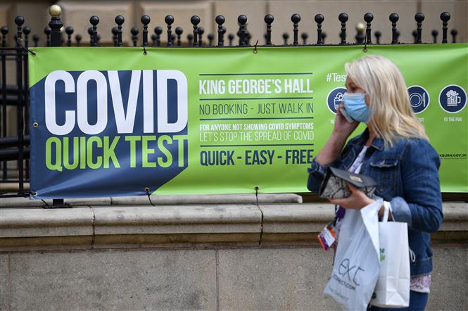 Người dân đeo khẩu trang phòng lây nhiễm COVID-19 tại Blackburn, Anh. Ảnh: AFP/TTXVN
