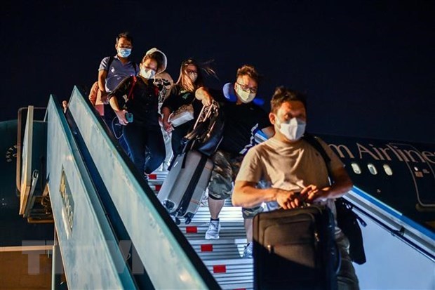 Passengers get off a plane of Vietnam Airlines (Photo: VNA)