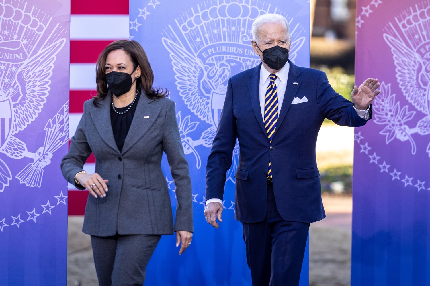 Tổng thống Joe Biden cho biết, Phó Tổng thống Kamala Harris tiếp tục là đối tác liên danh tranh cử của ông trong cuộc chạy đua vào Nhà Trắng năm 2024. Ảnh: Bloomberg