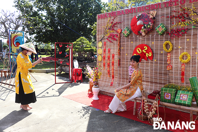 Miniatures scenes featuring the theme of Tet are decorated at the fair to satisfy people's 