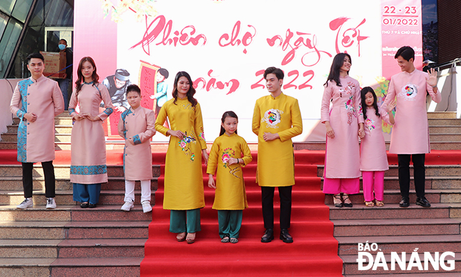 enjoy Ao Dai (Viet Nam's traditional dress) fashion shows