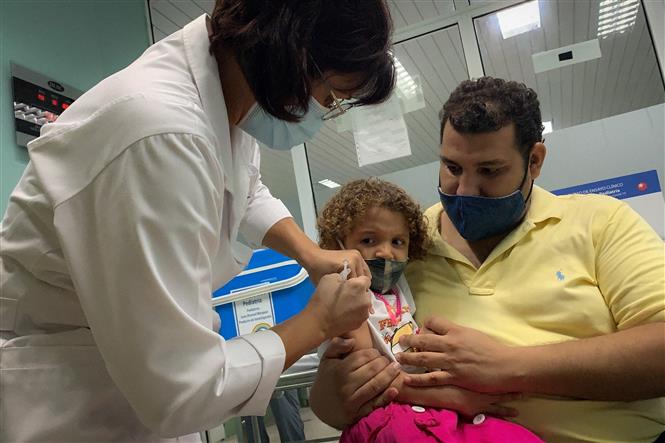 iêm vaccine ngừa COVID-19 cho trẻ em tại Havana, Cuba. Ảnh: AFP/TTXVN