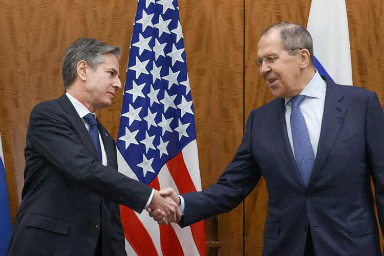 Ngoại trưởng Mỹ Blinken trong cuộc gặp với người đồng cấp Nga Lavrov. Ảnh: Reuters