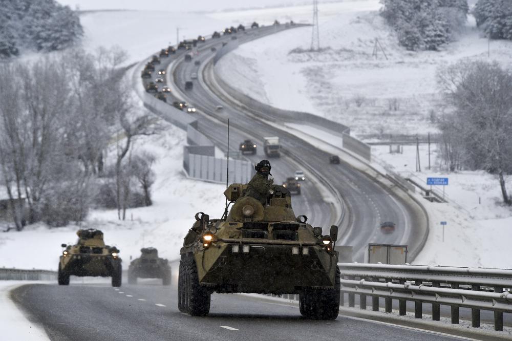  Chú thích ảnh Đoàn xe thiết giáp của Nga di chuyển trên cao tốc tại Crimea ngày 18/1. Ảnh: AP