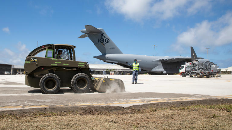 Công cuộc dọn dẹp tại đường băng sân bay quốc tế Fua’amotu (Tonga) ngày 20/1. Ảnh: AP