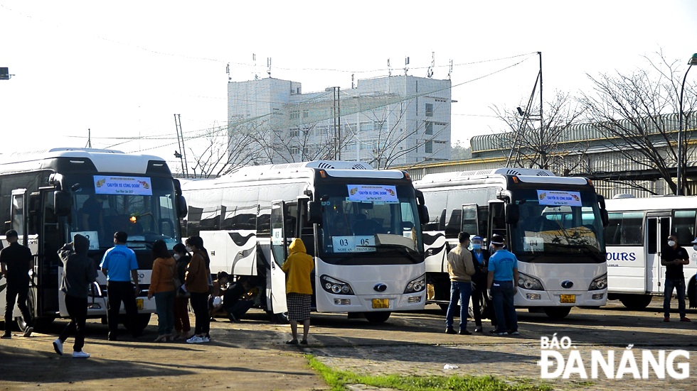 Free coaches depart from the Culture and Sports Centre for Workers at the Hoa Khanh Industrial Park in Lien Chieu District from January 22-30 (the 20th – 28th days of the 12th lunar month). Such coaches help poor workers to return their homes in other parts of Viet Nam to celebrate the upcoming Tet Festival. In particular,  the farthest destination in Northern Viet Nam is Thanh Hoa Province, in Southern Viet Nam is Khanh Hoa Province and in the Central Highlands is Buon Ma Thuot City (Dak Lak Province). Photo: LAM PHUONG