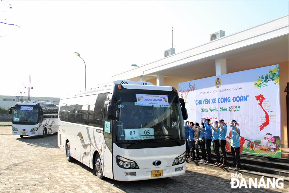 From January 22 - 30, a total of 70 free coaches are bringing about 2,050 poor migrant workers in the city back their hometowns to celebrate Tet with their families. In the photo: Trade union officials at all levels waved their hands and saw off a coach. Photo: LAM PHUONG