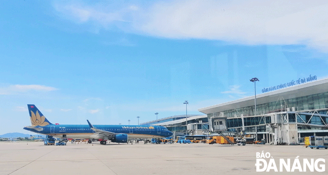Việc nối lại các đường bay sẽ giúp thúc đẩy trao đổi thương mại, du lịch, dịch vụ trên địa bàn thành phố. Trong ảnh: Một góc Cảng hàng không quốc tế Đà Nẵng. Ảnh: THU HÀ