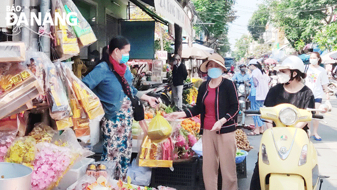 Người dân đang mua đồ cúng ông Táo tại chợ An Hải Đông, quận Sơn Trà.Ảnh: NHẬT HẠ