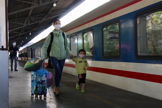 Passengers at Sài Gòn Train Station prepare to return home. VNA/VNS Photo 