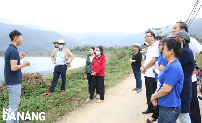 Du khách đến tham quan và nghe thuyết minh về các điểm du lịch trải nghiệm mới tại xã Hòa Bắc, huyện Hòa Vang. Ảnh: THANH TÌNH