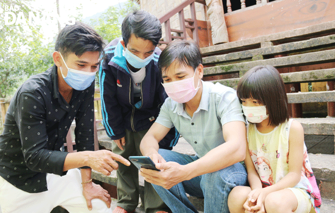 Mr Dinh Van Hin (2nd, right) instructs locals on how to receive new guidelines and policies on the 