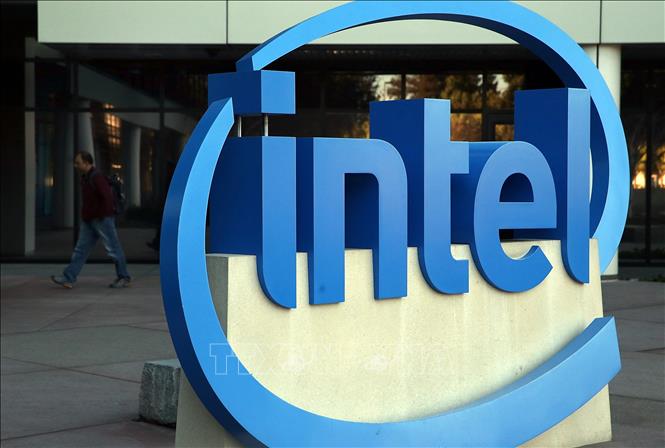 Biểu tượng Intel tại Santa Clara, bang California, Mỹ. Ảnh: AFP/TTXVN