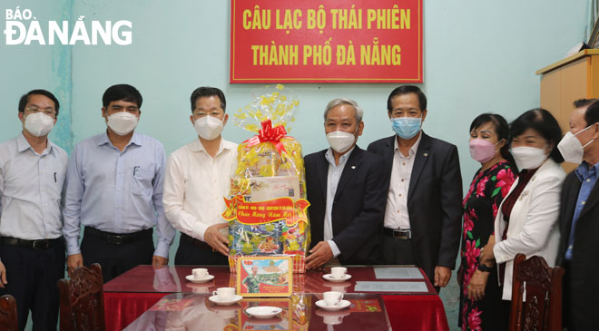 Da Nang Party Committee Secretary Nguyen Van Quang (third, left) extends Tet wishes to the Thai Phien Club, January 24, 2022.  Photo: N. DOAN