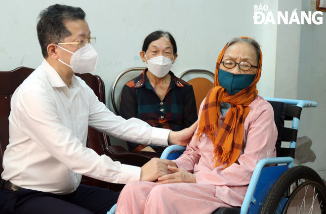  Da Nang Party Committee Secretary Nguyen Van Quang pays pre-Tet trip to Vietnamese Heroic Mother Do Thi Hoe, January 24, 2022.  Photo: N. DOAN 