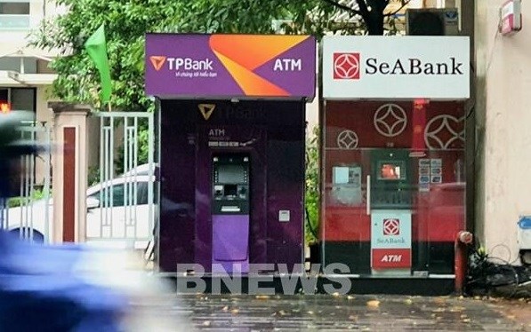 Long queues of people are no longer seen at automated teller machines (ATMs) like in previous Tet seasons (Photo: VNA)