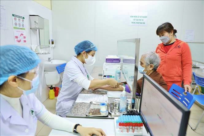 Bệnh viện đa khoa Đức Giang đã chuẩn bị nhân lực y tế đáp ứng nhu cầu khám điều trị hậu COVID-19 tại Hà Nội. Ảnh: TTXVN