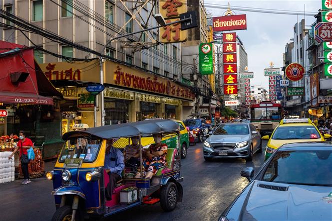 Khách du lịch trên một đường phố ở Bangkok, Thái Lan, ngày 4/1/2022. Ảnh: AFP/TTXVN