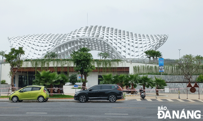 Công viên vườn tượng APEC tạo điểm nhấn kiến trúc độc đáo, góp phần thu hút người dân và du khách đến tham quan.Ảnh: TRIỆU TÙNG
