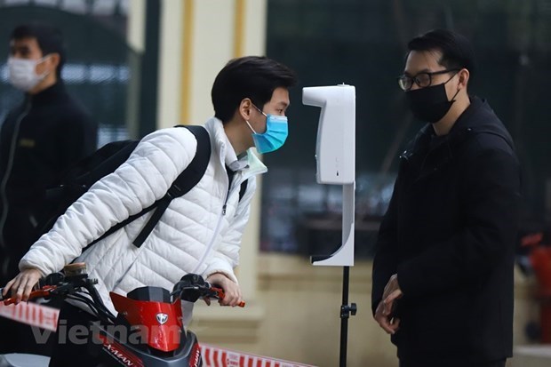 Checking temperature at a school (Photo: VNA) 