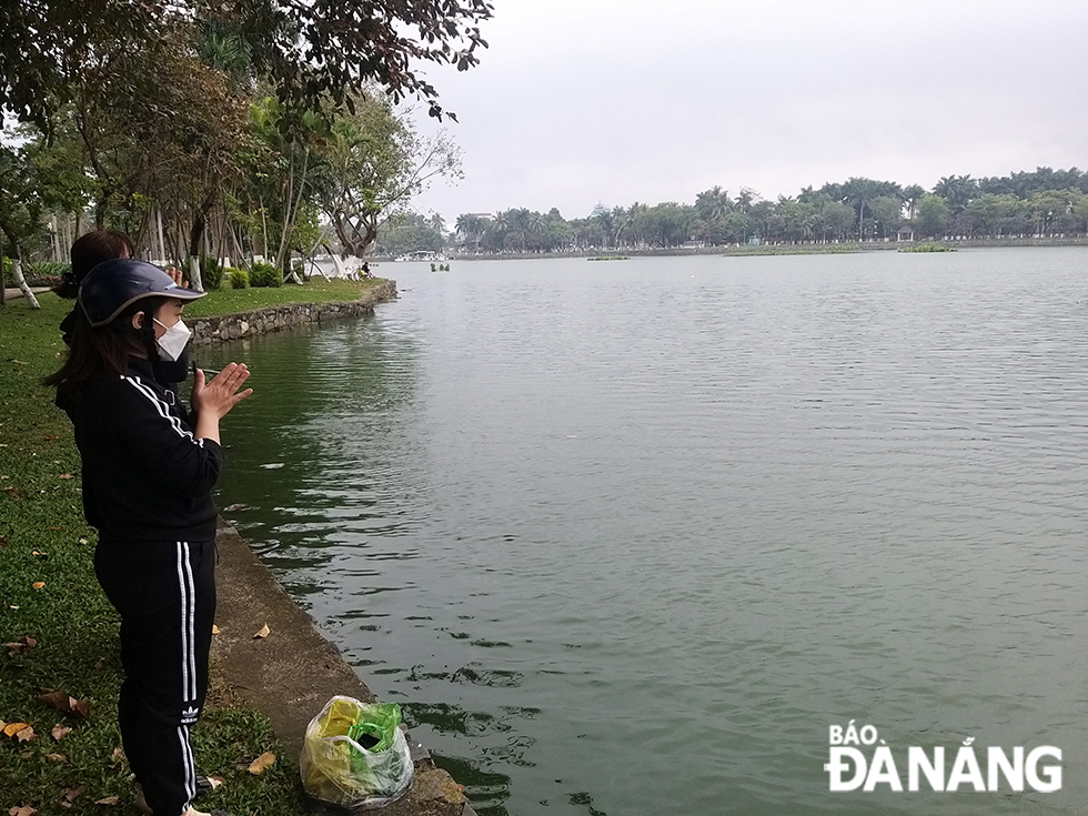 Một vài người dân miền bắc vào Đà Nẵng sinh sống vẫn lưu giữ phong tục thả cá chép sau khi cúng ông Công, ông Táo. Ảnh: ĐẮC MẠNH
