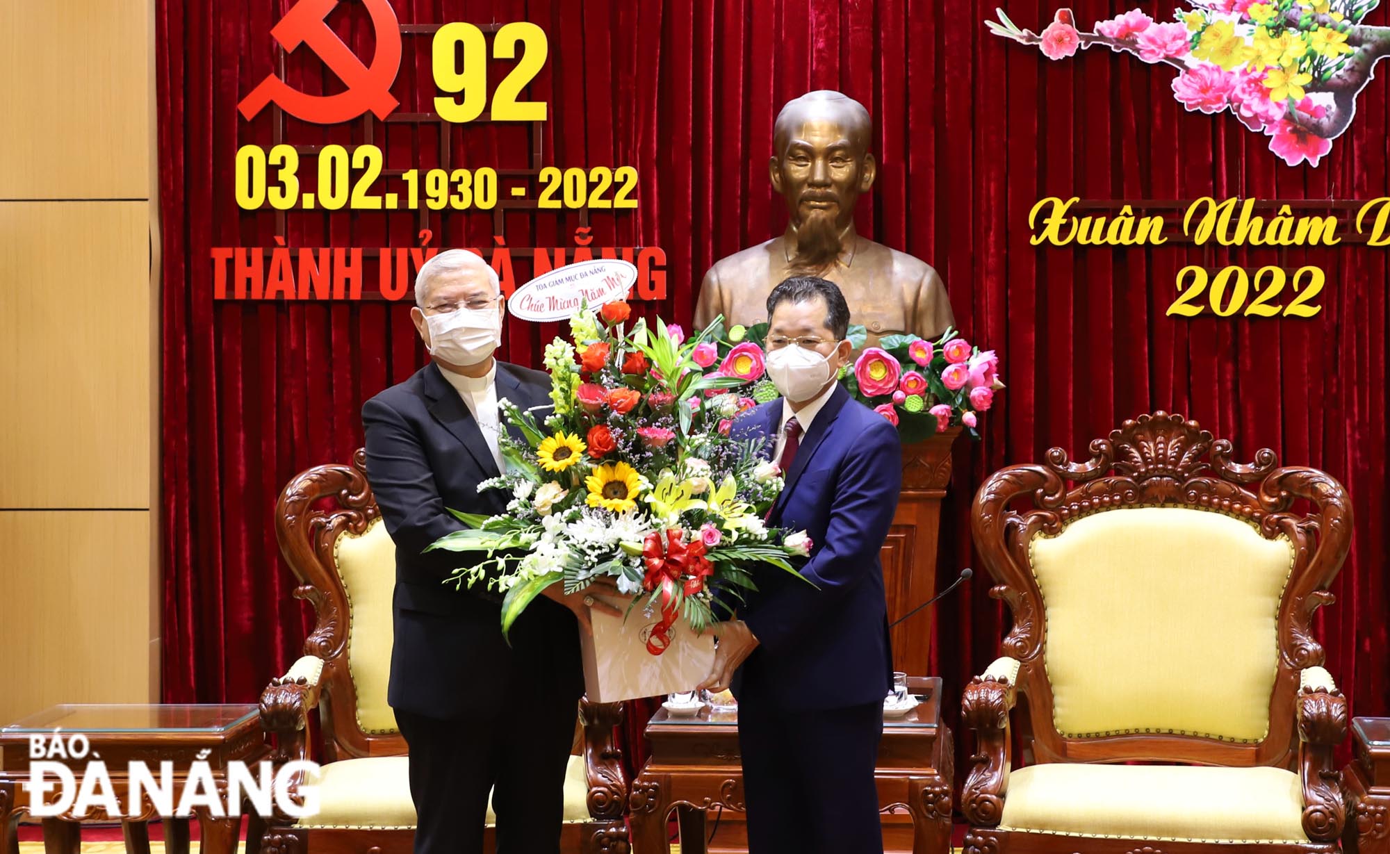 Bishop Dang Duc Ngan (left) sent his Tet greetings to leader of the municipal Party Committee. Photo: NGOC PHU