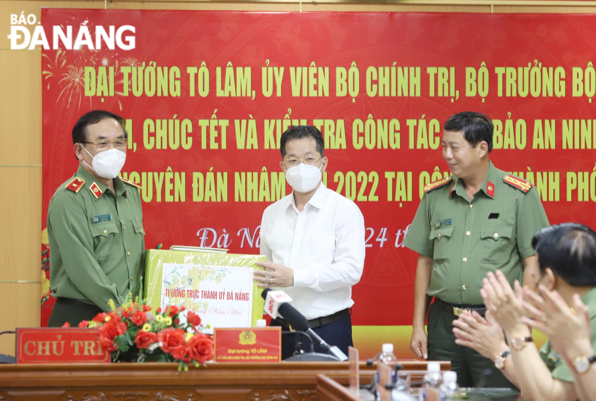 Da Nang Party Committee Secretary Nguyen Van Quang (center) extends Tet greetings to the municipal Department of Police. Photo: NGOC PHU