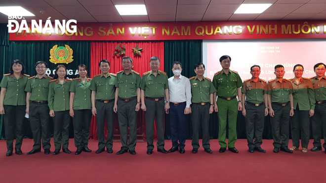  General To Lam (7th, left) and Da Nang Party Committee Secretary Nguyen Van Quang (8th, left) and representatives of the 199 Hospital pose for a souvenir group photo. Photo: PHAN CHUNG