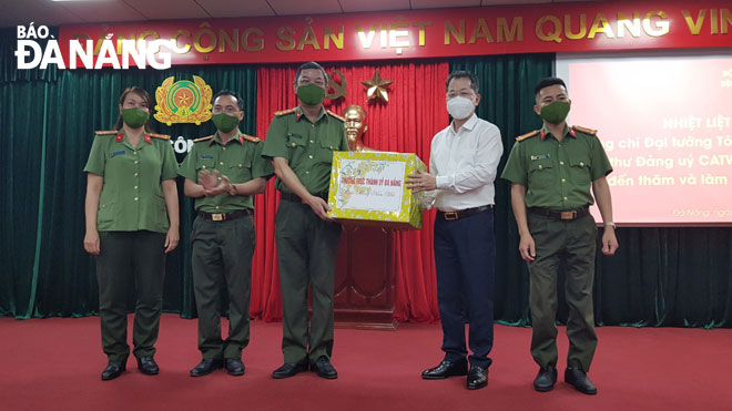 Da Nang Party Committee Secretary Nguyen Van Quang ( in white shirt) presents gifts to the staff of 199 Hospital in recognition for its remarkable achievements and contributions in recent years. Photo: PHAN CHUNG