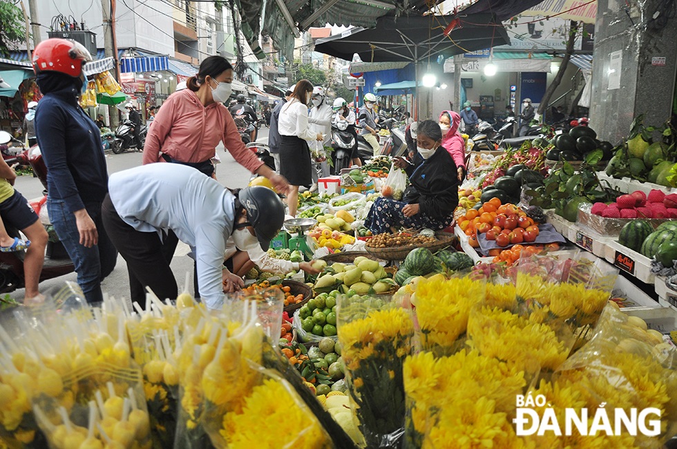 On the 23rd day of the last lunar month, wet markets across Da Nang are packed with shoppers who are busy preparing for a tray of offerings to see off the Kitchen Gods. Photo: THANH TINH