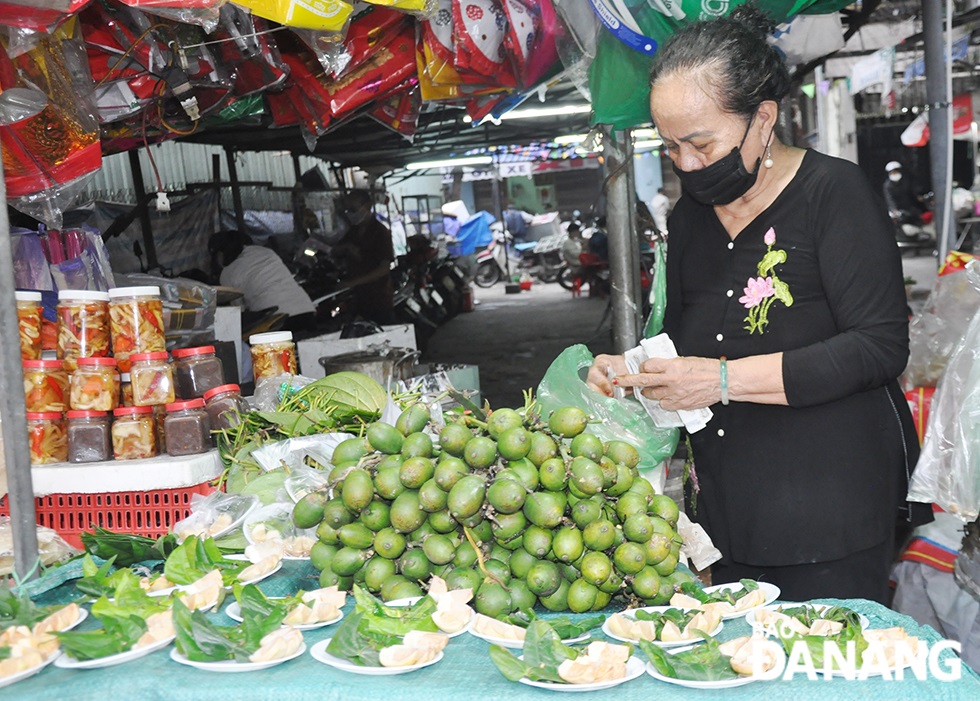 Stalls selling fresh areca nuts and betel leaves are also crowded with shoppers. Photo: THANH TINH