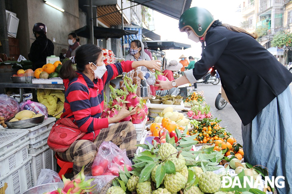 A local resident buying fruits at the Han Market. Photo: THANH TINH