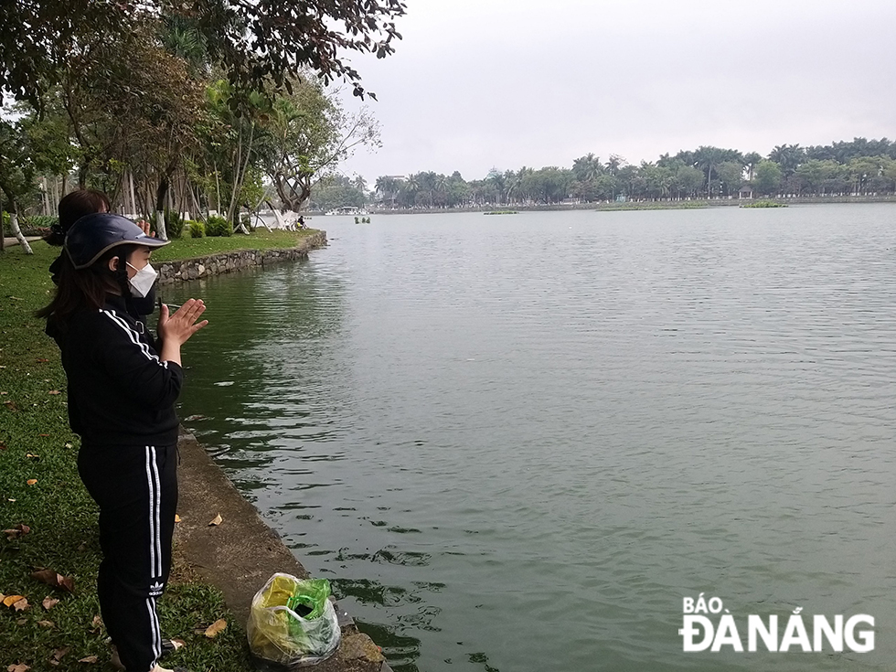 A few people, who are born in Northern Viet Nam but are living in Da Nang, still keep the custom of releasing carps into rivers or lakes . Photo: DAC MANH 