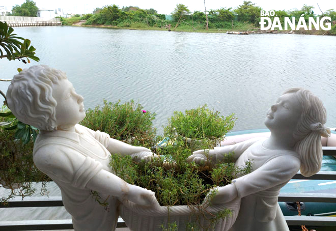 Creative small stone statues generate a fascinating and lovely highlight of the café. Photo: D.L