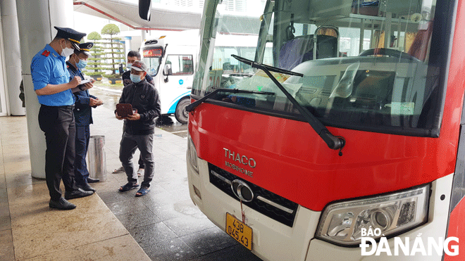 Traffic inspectors from the municipal Department of Transport check traffic safety regulations at the Da Nang Coach Station. Photo taken in January 2022 by THANH LAN.