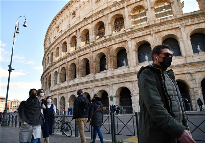  Người dân đeo khẩu trang phòng lây nhiễm Covid-19 tại Rome, Italy, ngày 24-1-2022. Ảnh: THX/TTXVN