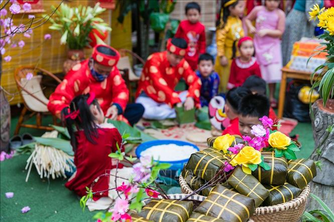 Trong mâm cỗ ngày Tết tại Việt Nam có một món ăn không thể thiếu đó là bánh chưng. Ảnh: Bích Huệ/TTXVN