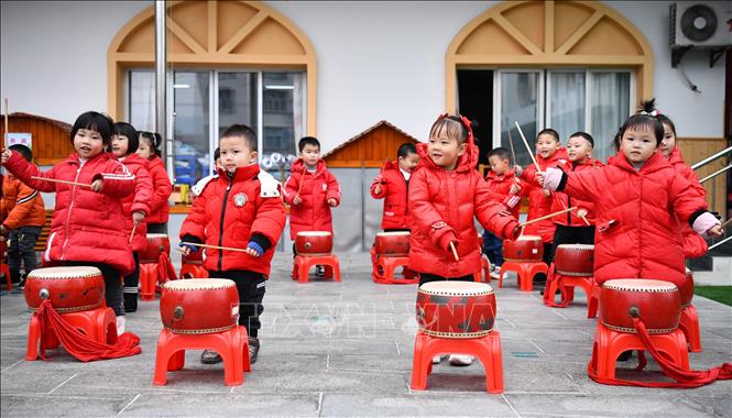 Các em nhỏ biểu diễn đánh trống chào đón Năm mới tại Quý Châu, Trung Quốc. Ảnh: THX/TTXVN