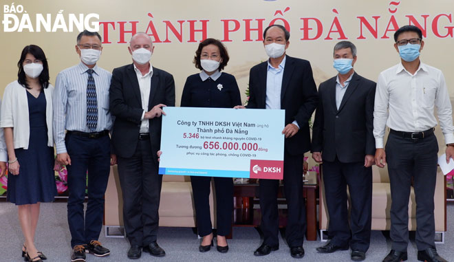 On behalf of the Da Nang government and people, municipal People's Committee Vice Chairwoman Ngo Thi Kim Yen(4th, right) and representatives of local functional agencies receive more than 5,300 quick tests from the DKSH Viet Nam Co., Ltd., January 25, 2022. Photo: PHAN CHUNG