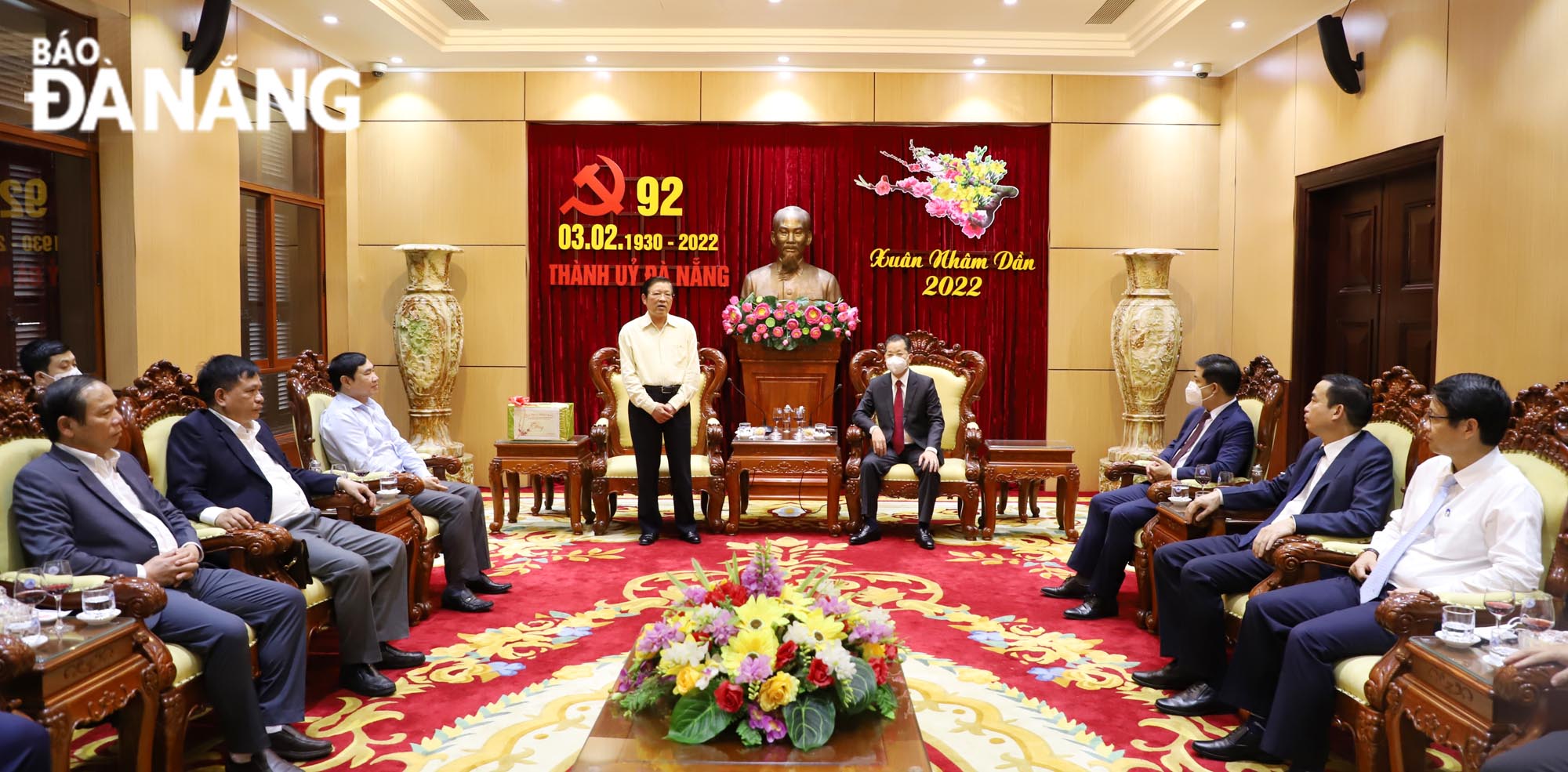 Head of the Party Central Committee's Commission for Internal Affairs Phan Dinh Trac (standing, left) extending his Tet wishes to the Da Nang leaders