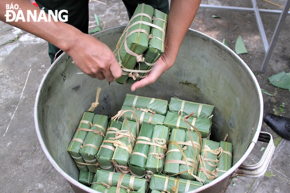 Already-wrapped ‘banh chung’ are placed in a large-sized pot for cooking.