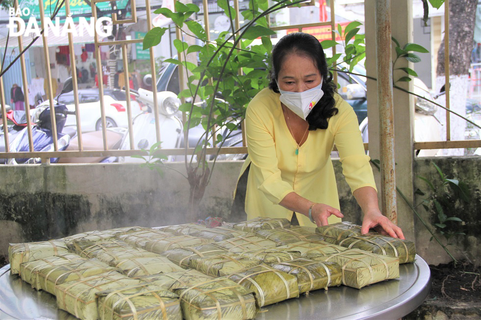 After being taken out of the pot, ‘banh chung’ are let cool down for several minutes before being donated to poor women in the city.