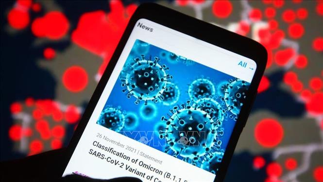 Thông báo của Tổ chức Y tế thế giới về biến thể mới của virus SARS-CoV-2 gây bệnh Covid-19, có tên Omicron, trên một màn hình điện thoại thông minh. Ảnh minh hoạ: Getty Images/TTXVN