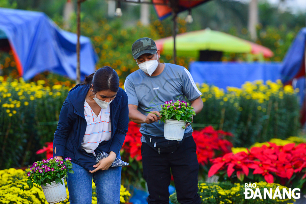 Hanging flowers are chosen by many people to decorate their homes on the special occasion. Photo: XUAN SON 