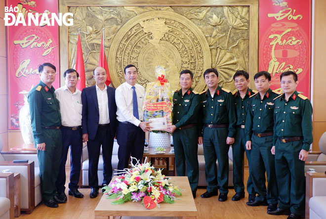 Da Nang People's Committee Chairman Le Trung Chinh (4th, left) extends his Tet greetings to the city-based Department 11, January 26, 2022. Photo: T.S
