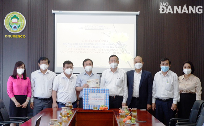 Da Nang People's Committee Chairman Le Trung Chinh (4th, right) and municipal People's Committee Vice Chairman Le Quang Nam (3rd, right) present gifts to the Da Nang Urban Environment JSC. Photo: HOANG HIEP 